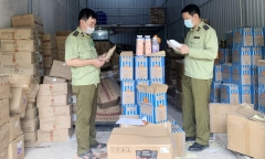 Hà Nội: Thu giữ hàng tấn nguyên liệu trà sữa ghi tên thương hiệu nổi tiếng, chưa rõ nguồn gốc