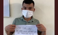 Nam thanh niên thuê người chèo thuyền đưa qua sông để 