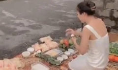 Không đòi được nợ, người phụ nữ mang vàng hương đến nhà con nợ cúng bái