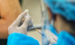 Tin tức thời sự mới nóng nhất hôm nay 12/10: Kỷ luật Phó Giám đốc TTYT tiêm vaccine COVID-19 cho con dưới 18 tuổi
