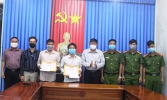 Khen thưởng 2 công dân bắt được đối tượng dùng tiền âm phủ vào mua vàng rồi cướp