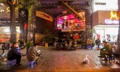 Hà Nội: Phát hiện 4 trường hợp F0 trong số 126 khách tụ tập tại quán karaoke ở Trần Duy Hưng