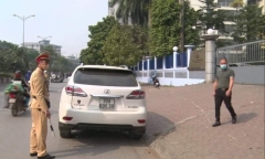 Hà Nội: Xe sang Lexus đeo biển giả, đục số khung