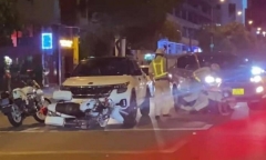 Sợ bị kiểm tra nồng độ cồn, tài xế để lại xe ô tô rồi bỏ đi