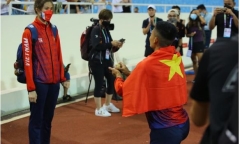 Giành HCV SEA Games 31, VĐV điền kinh Việt Nam làm hành động này ngay giữa sân Mỹ Đình khiến cư dân mạng trầm trồ