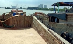 TP.HCM: Tạm giữ 2 phương tiện vận chuyển cát trái phép