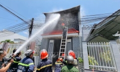 Ninh Thuận: 3 mẹ con mắc kẹt trong ngôi nhà bốc cháy ngùn ngụt