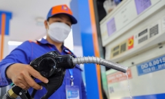 Yêu cầu Bộ Tài chính tiếp tục nghiên cứu giảm thuế đối với xăng dầu