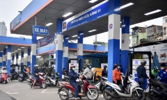 Bộ Công Thương: Không cấm mua, chỉ cấm bán xăng theo chai, can