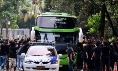 CĐV Indonesia tấn công xe chở tuyển Thái Lan trước trận tranh ngôi nhất bảng A