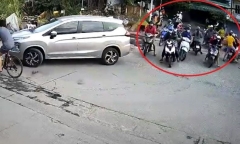 Mâu thuẫn lúc đá bóng, nhóm học sinh cấp 3 vác hung khí chém 2 thiếu niên