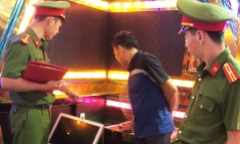 Quán karaoke bị dừng hoạt động, bà chủ lăng mạ, ném vỏ chai bia khiến cán bộ công an bị thương