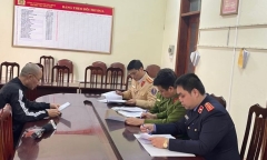 Hòa Bình: Khởi tố ma men túm áo, tấn công cán bộ CSGT