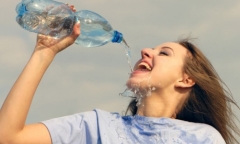 Tham gia “thử thách giảm cân” trên Tiktok, một cô gái bị ngộ độc nước nghiêm trọng