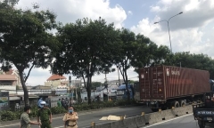 Nam thanh niên lao ra đường tự tử 3 lần không thành, lần thứ 4 bị container tông tử vong