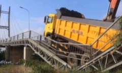 Vụ sập cầu dây văng gần 25 tỷ trên sông Vàm Cỏ Tây: Tạm giữ tài xế xe tải 48 tấn