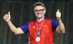 HLV Troussier và trợ lý tặng huy chương SEA Games 32 cho các thành viên người Việt