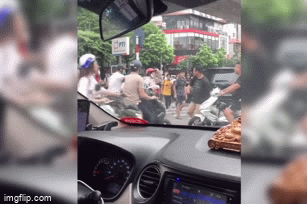 Hai người đàn ông “tỉ thí” giữa đường: Một người phụ nữ bất ngờ lao đến khiến cả 2 