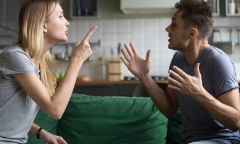 Người đàn ông ép vợ nói “yêu chồng” mỗi ngày vì mắc bệnh hoang tưởng