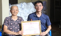 Nghị lực phi thường của ông chủ xưởng may khuyết tật