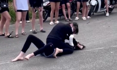 2 nữ sinh đánh nhau giữa đường, nhiều học sinh dùng điện thoại quay clip