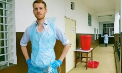 Nỗi ám ảnh khủng khiếp của bác sỹ ở tâm dịch Ebola