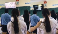 Học trò tặng thầy giáo món quà bất giờ trong tiết học cuối, nhiều người không ngừng rơi nước mắt