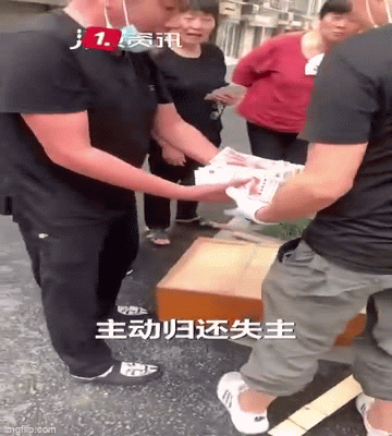 Người đàn ông vô tình vứt hơn 700 triệu ra bãi rác, đang tiếc hùi hụi thì nhận được cuộc gọi bất ngờ