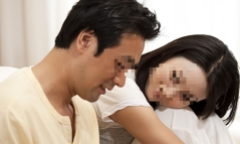 Chồng hôn vợ lần cuối trước khi hỏa táng, hốt hoảng hét lớn khi thi thể có phản ứng bất ngờ