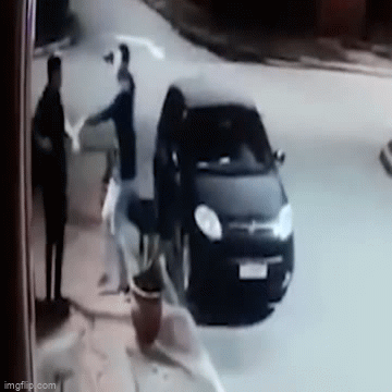 Video: Thanh niên đi cướp gặp đúng bạn mình và cách xử lý bất ngờ