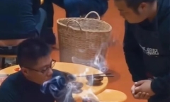 Người đàn ông một mình ăn mừng sau khi trả hết nợ, chủ quán có hành động bất ngờ