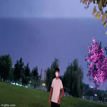 Thanh niên đang chụp ảnh bỗng hoảng hốt bỏ chạy vì lý do bất ngờ