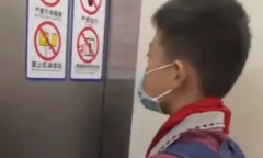 Bé trai sợ hãi nép vào một góc thang máy, lập tức bỏ chạy khi cửa mở vì lý do bất ngờ