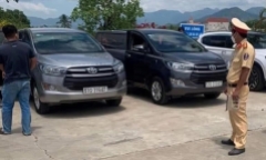 Vụ 2 xe ô tô Innova cùng biển số 