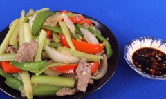 Cách làm thịt bò xào cần tây thơm ngon khó cưỡng cho cả gia đình