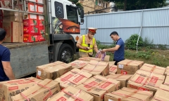 Hà Nội: Xe tải vận chuyển hàng chục nghìn gói xúc xích mini, bánh quy mang nhãn là ngôn ngữ nước ngoài