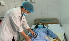 Đang hái na, người phụ nữ 48 tuổi gặp nạn rơi vào cọc gỗ trong tư thế ngồi