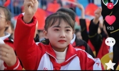 Cô bé 7 tuổi từng nổi tiếng sau một đêm nhờ nụ cười tỏa nắng: Nhan sắc 2 năm sau gây bất ngờ