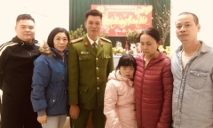 Công an giúp tìm người thân cho bé gái bị lạc khi đi chúc Tết