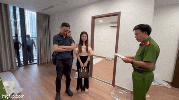 Video công an đọc lệnh bắt ông trùm ổ mại dâm 200 chân dài chuyên phục vụ khách nước ngoài ở TP.HCM
