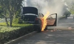 Thấy ô tô bốc cháy nghi ngút người đàn ông có cách ứng xử bất ngờ