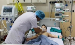 Nỗ lực cứu sống bé trai 4 tuổi, mắc bệnh tiểu đường dẫn đến biến chứng hôn mê
