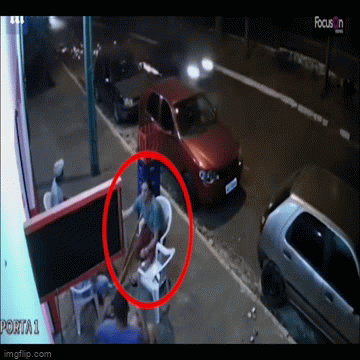 Video: Hoảng hồn cảnh lốp xe ô tô văng trúng người đàn ông đang uống bia trên vỉa hè