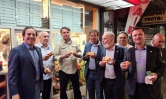 Chưa tiêm vaccine ngừa COVID-19, Tổng thống Brazil đứng ngoài vỉa hè ăn pizza 
