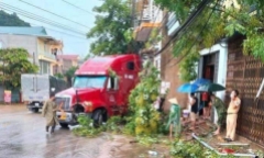 Tin tức tai nạn giao thông ngày 3/9: Container mất lái tông vào nhà dân, 1 người thương nặng
