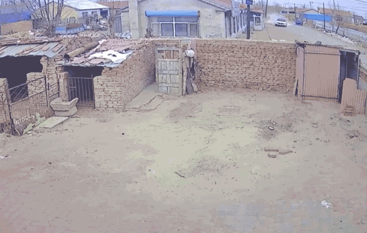 Clip: Ô tô mất lái đâm sập tường rồi lao thẳng vào nhà dân