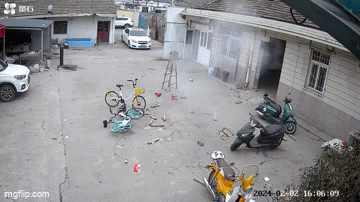 Video: Tụ tập nghịch pháo gần chỗ đỗ xe, nhóm thanh niên nhận cái kết đắng