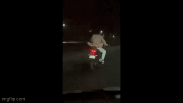 Vừa lái xe máy vừa hôn nhau trên đường, cặp đôi nhận cái kết đắng