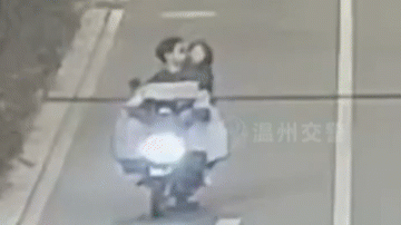 Vừa lái xe máy vừa hôn nhau, cặp trai gái bị ô tô 