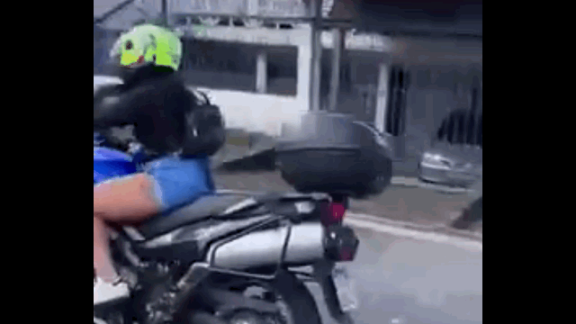 Video: Cười đùa, đánh võng trên đường, cô gái nhận cái kết bẽ mặt